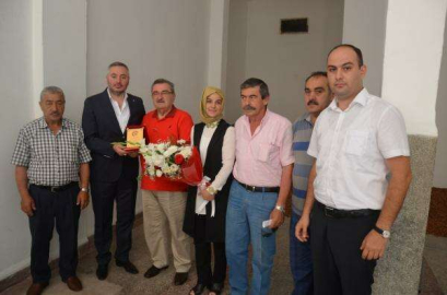 Borsadan En Yaşlı Üyeye Plaket