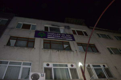 Teröre Tepki Eyleminde Parti Binasını Taşladılar