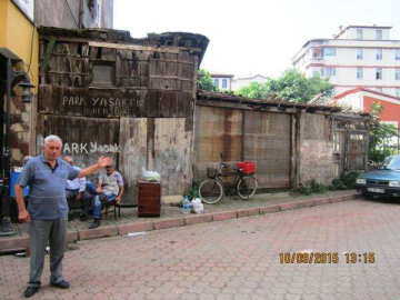 Kazancılar Caddesinde İlgi Bekleyen Eski Barakalar Var
