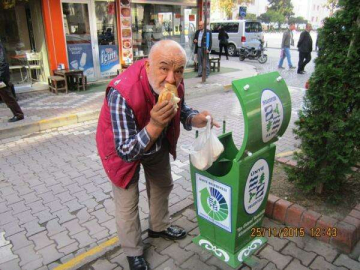 Aydın, Bir Poşet Taze Ekmeği Çöpe Attı.!