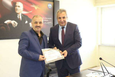 Kaymakam Yapıcı’dan Muhtara Takdir Belgesi