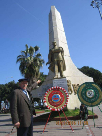 Atatürk Heykeli ve Kaidesi Neden Temizlenmez..!