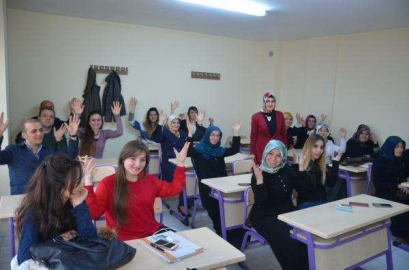 Kursiyerler işaret Diliyle Şarkı Söyledi