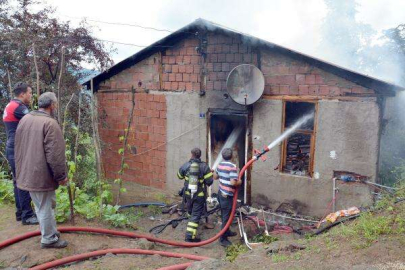 Yaşlı Kadın Yanan Evini Çıplak Ayaklarıyla Çaresizce İzledi
