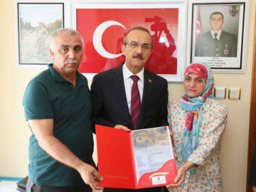 Vali Yavuz, Şehit Ailesine Şehadet Belgesini Takdim Etti
