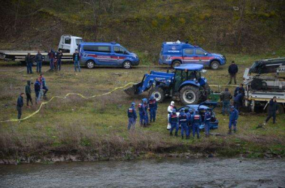 Kazada Suya Gömülen Araç Çıkartıldı