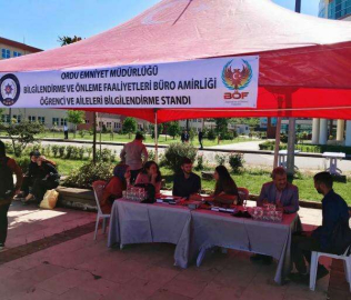 Polisler Üniversite Öğrencilerinin Yanında