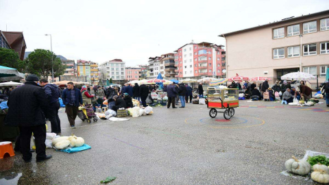 “Kadınlarımızın Kara Taşın Üzerinde, Yağmurun Altında Satış Yapmasına Gönlümüz El Vermez”
