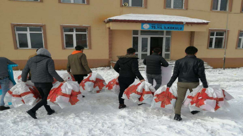 TÜGVA’dan 82 Öğrenciye Mont ve Bot Yardımı