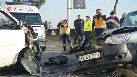 Ticari Araçla Minibüs Kafa Kafaya Çarpıştı, 5 Kişi Yaralandı