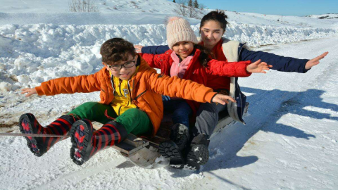 Kar Eğlence Kaynağı Oldu