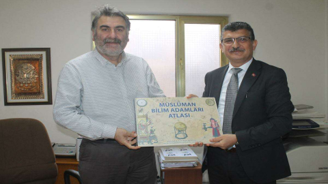 İlçe Milli Eğitim Müdüründen Anlamlı Hediye