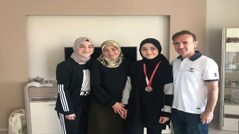 Türkiye İkincisi Süheyla Elma Madalyasını Annesinden Aldı