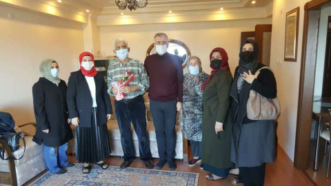 Öğretmen Baba Oğula, Başkan Serdar’dan Çiçek