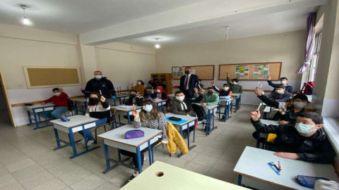 Başkan Güler’den Öğrencilere Dezenfektan Kalem Hediyesi