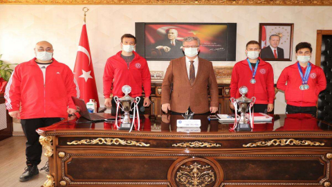 Avrupa Şampiyonu Sporculardan Kaymakam Ömer Lütfi Yaran’a Ziyaret