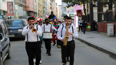 Fatsa Sokaklarında  23 Nisan Konvoyu