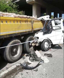 Kamyonet İle Tır Çarpıştı: 1 Ölü