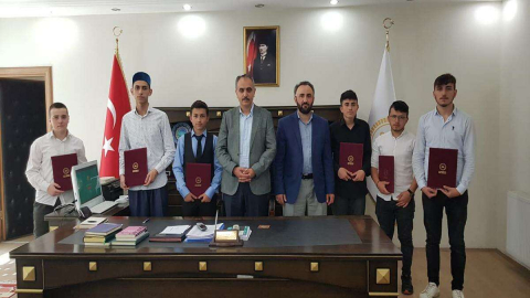 Hafızlara Belgeleri Takdim Edildi