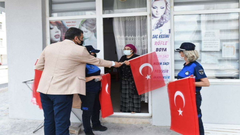 Vatandaşlara Türk Bayrağı Hediye Edildi