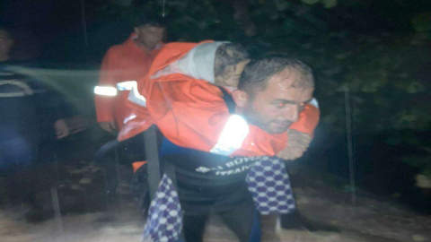 Yatağa Bağımlı Hastayı İtfaiye Eri Sırtında Taşıdı