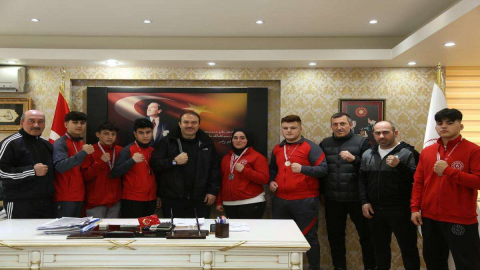 Şampiyon Boksörlerden Genç’e Ziyaret