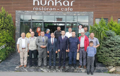 Veda Yemeğinde Bir Araya Geldiler
