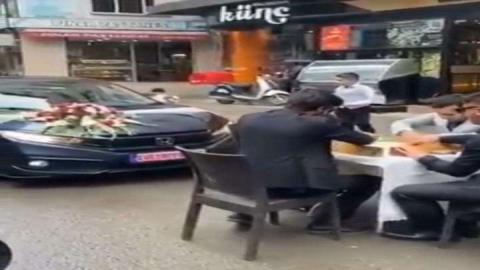 Gelin Arabasının Önünü Okey Masasıyla Kestiler!