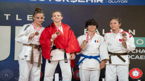 Selinay’dan Bir Altın Bir Gümüş Madalya