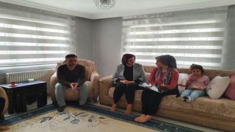 Handan Sonel Depremzede Ailelerin Yanında