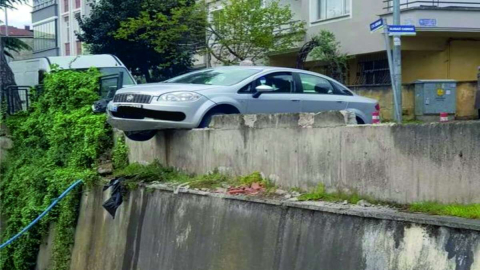 İSTİNAT DUVARINDA ASILI KALDI!