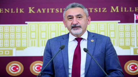 “Hangisi milliyetçi, bayrağı tutan mı?, Taşı atan mı?"