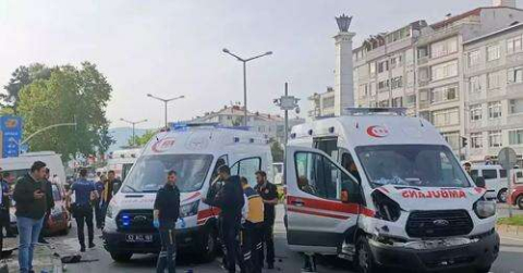 AMBULANS İLE OTOMOBİL ÇARPIŞTI