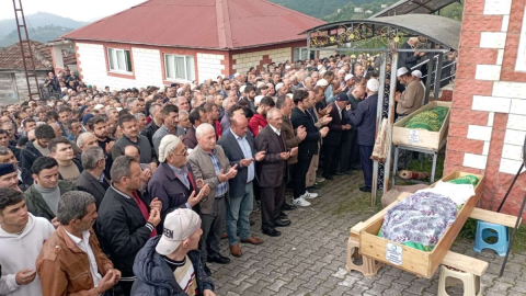 Kazada Ölen Anne Baba ve Kızı Yan Yana Son Yolculuğuna Uğurlandı!