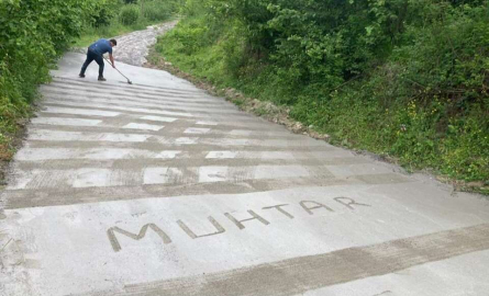 Muhtar, Teşekkürünü Yollara Yazdı