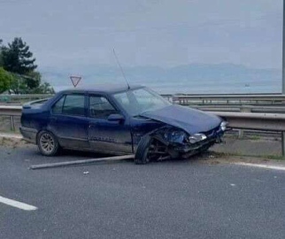 OTOBÜSE ÇARPAN ARACI BARİYERLER DURDURDU