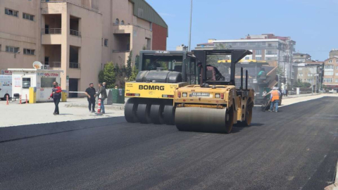 CADDE VE SOKAKLAR SICAK ASFALTA KAVUŞUYOR
