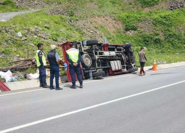 Sürücüsünün Kontrolünü Kaybettiği Kamyonet Devrildi