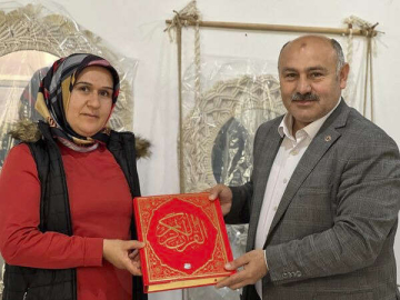 BAŞKANDAN KURSİYERLERE KUR’AN-I KERİM