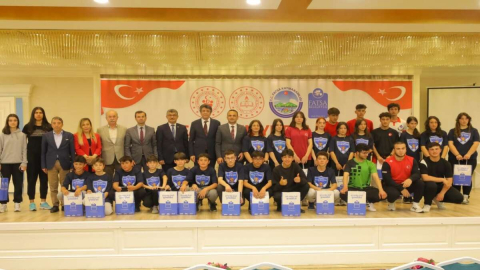YILDIZ GENÇLER ÖDÜLLENDİRDİ