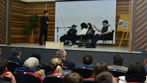 Sahneye Çıkan Öğrencilerden Kardeş Okula Anlamlı Gece