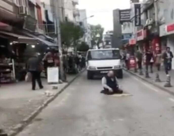 AKAN TRAFİKTE SECCADE SERİP NAMAZ KILDI