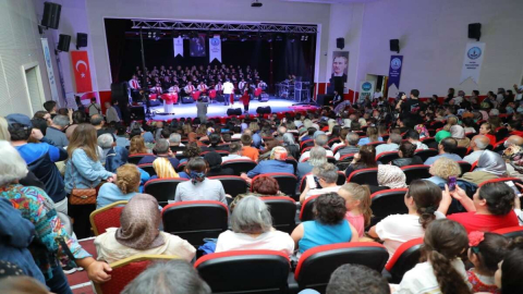 Kadınlar Depremzedeler İçin Söyledi