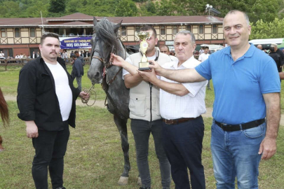 ÜNYE’DE RAHVAN ATLAR BAYRAK İÇİN KOŞTU