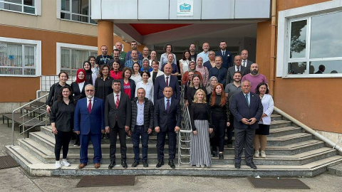 Her Pazartesi Sabahı Bir Okulda Mesaiye Başlıyor