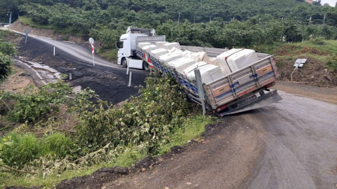 YÜKLÜ TIR YOLA SIĞMADI,  ÇAMBAŞI YOLU KAPANDI.