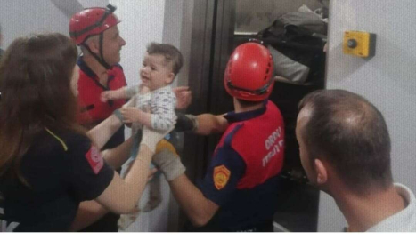 Asansörde mahsur kaldılar