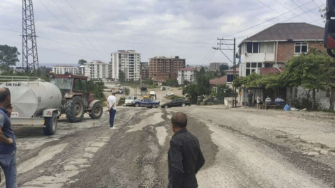 MAHALLELİ YOLU ULAŞIMA KAPATTI