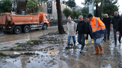 DERELER TAŞTI, CADDELERİ VE İŞ YERLERİNİ SU BASTI