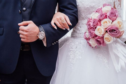 DÜĞÜNLERİ KARIŞTIRDI, BAHŞİŞİ YANLIŞ GELİN DAMATA TAKTI